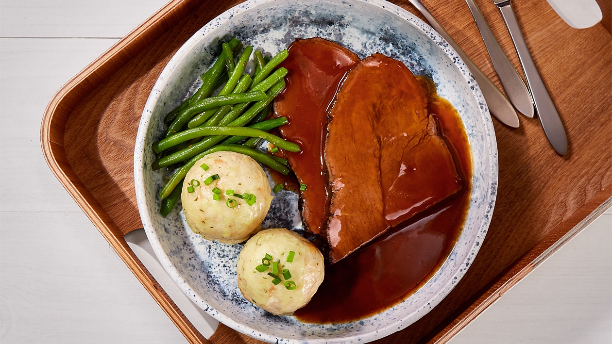 Rinderbraten mit Bohnen und Semmelknödel –  