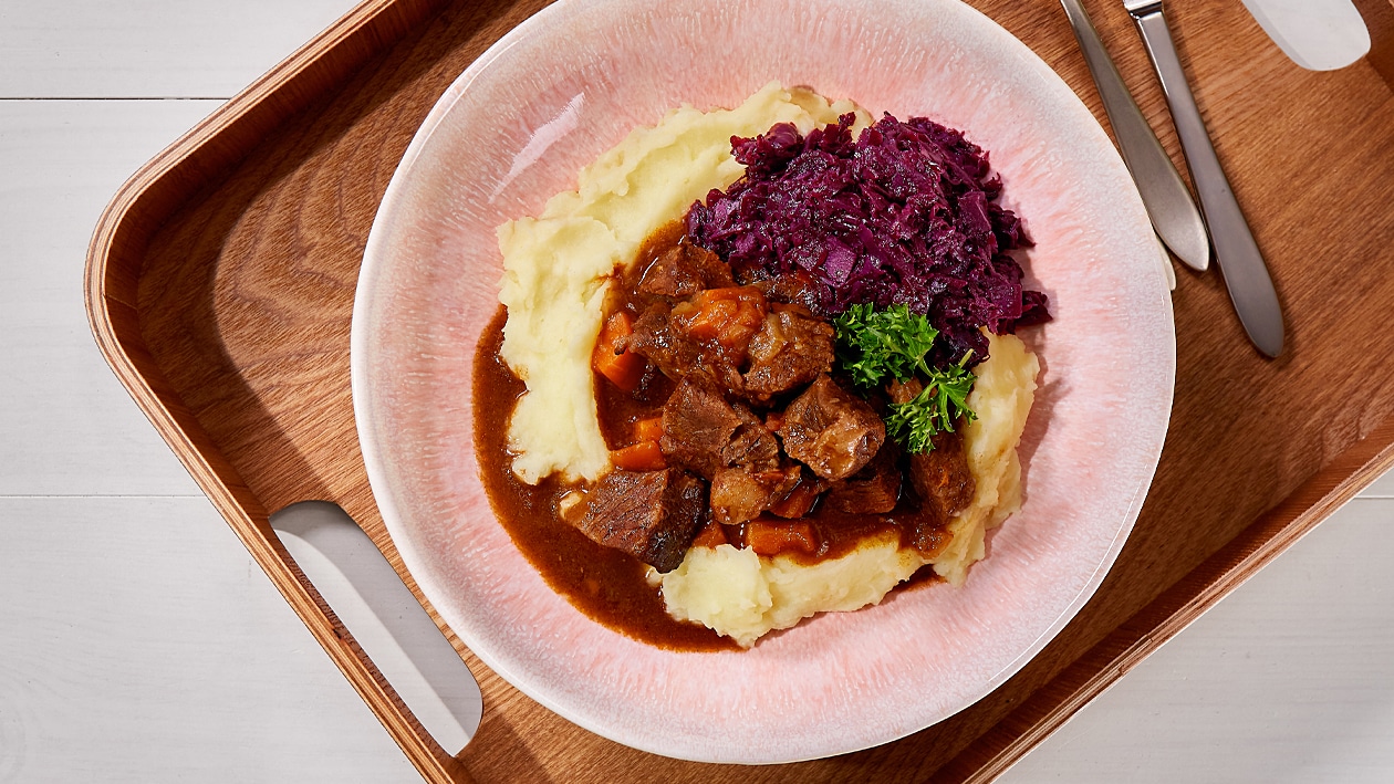 Rindergulasch mit Kartoffelpüree und Rotkohl –  