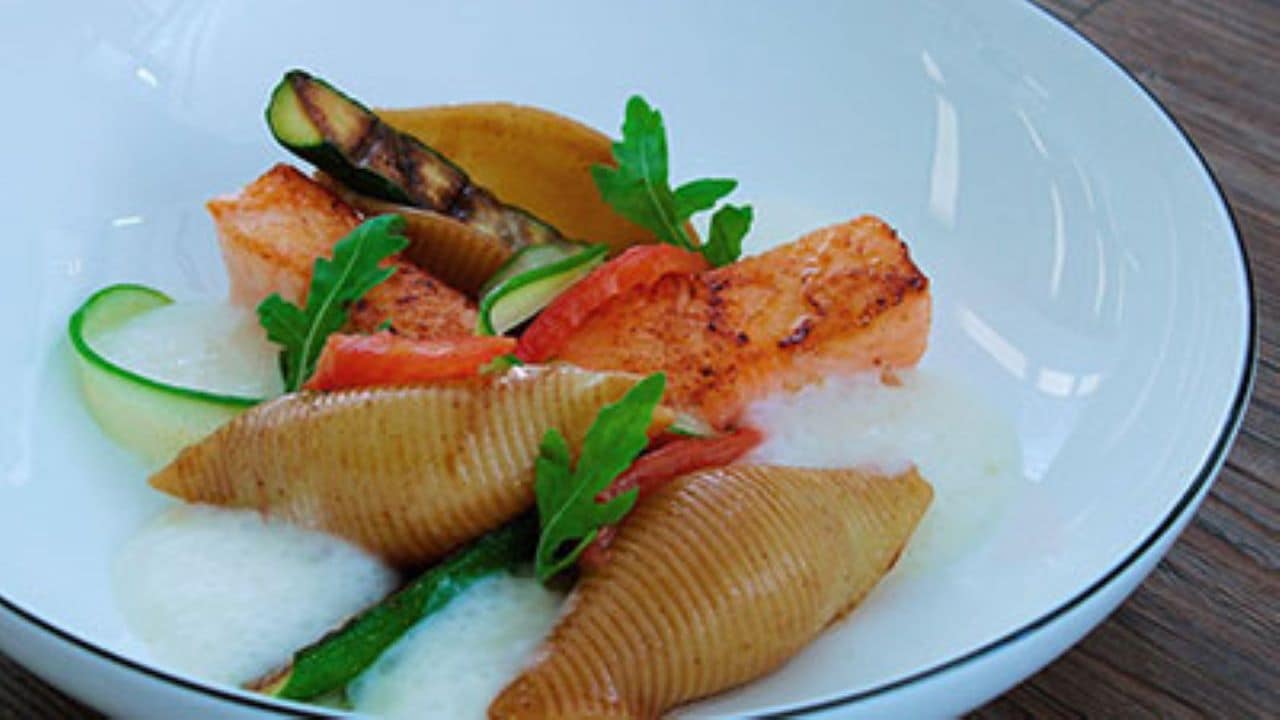 Gebratener Lachs mit Conchiglioni und Mini Gemüse –  