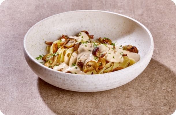 Tagliatelle mit cremiger Champignonsauce und gebratenen Pilzen im Herbststil