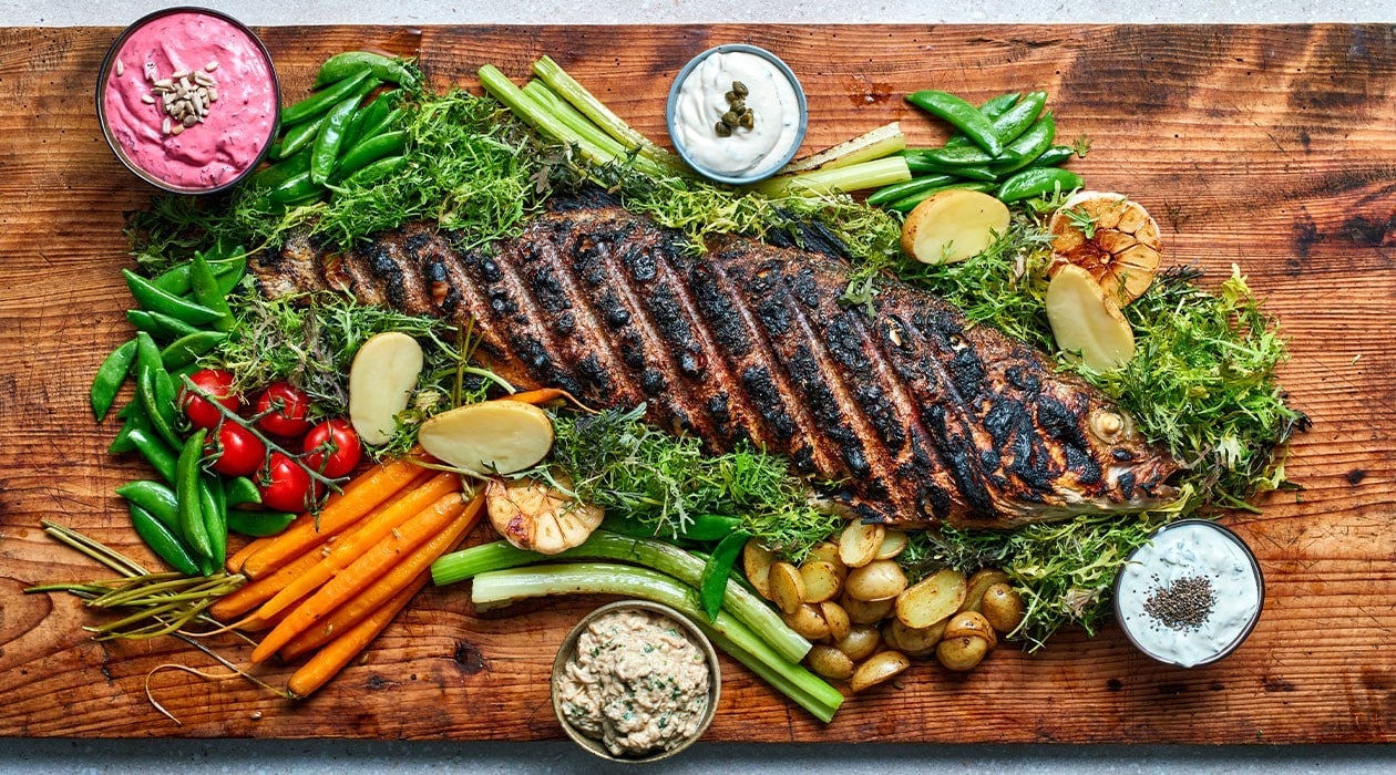 Future Menu Rezept: Gegrillter Wolfsbarsch mit mediterranen Dips und Beilagen