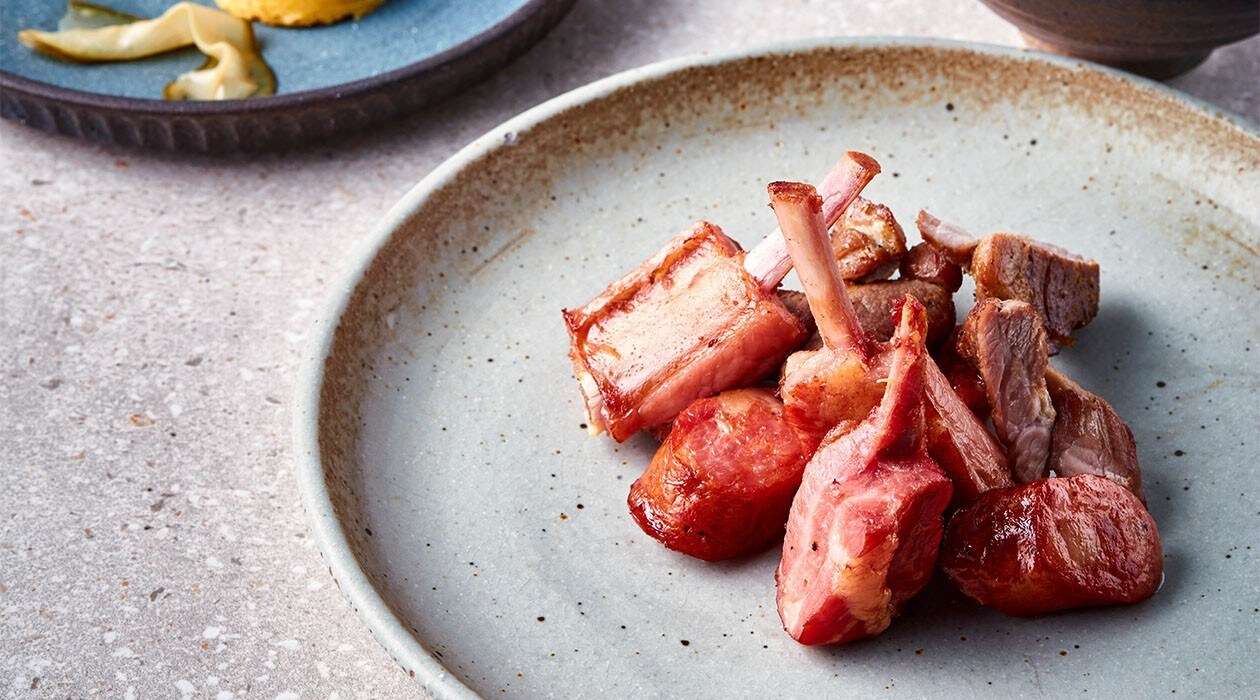 Future Menu Rezept: Rippchen, Würstchen  und Haxe Sous-vide mit grantinierter Polenta