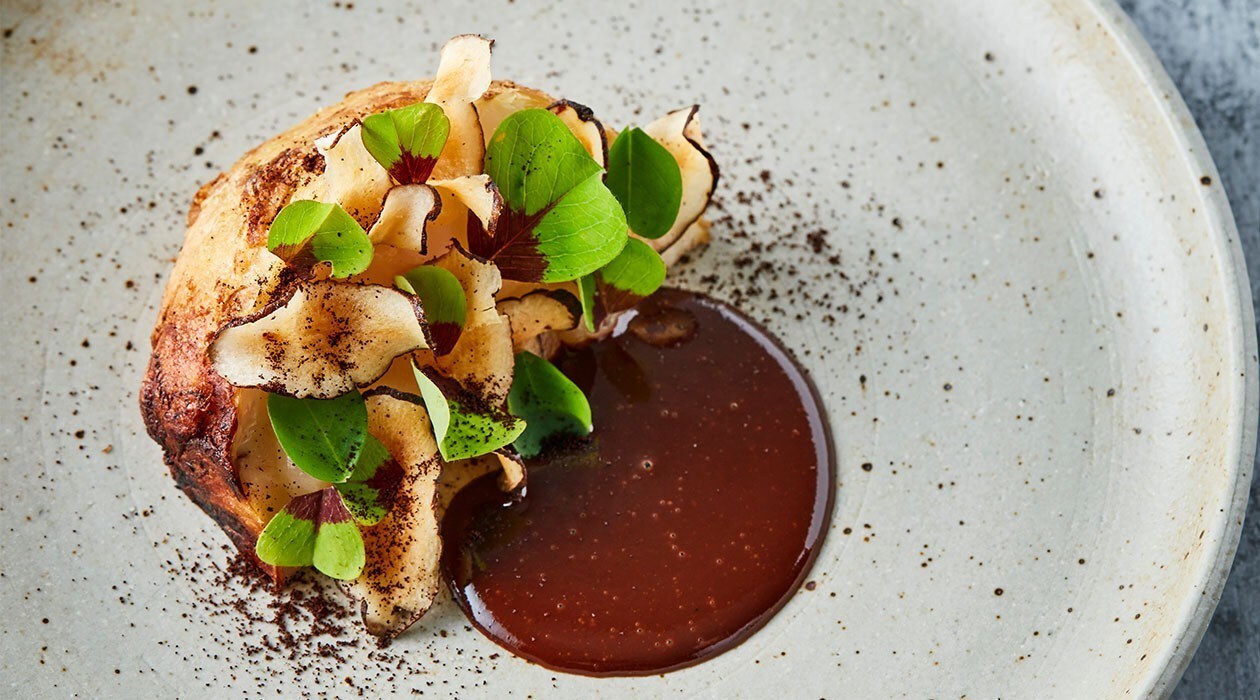 Future Menu Rezept: Gerösteter Knollensellerie mit Schokoladen-Mole und Ingwer