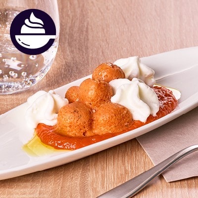 Tomate, Mozzarella, Pesto-Ruccola je als Schaum geschichtet