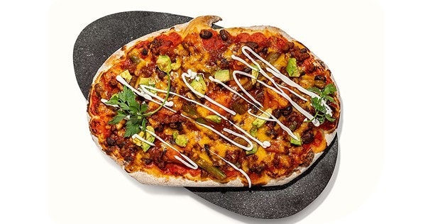 Mexican Pinsa mit Avocado-Limetten-Mayo und Spicy Cheese Sauce