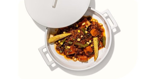 Scharfe Tomaten-Bohnenpfanne mit gebratenem Babymaisgemüse