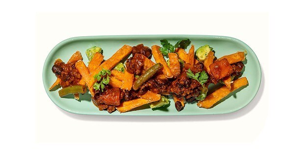 Tex-Mex loaded Sweetpotato Fries mit Avocado-Tomatensalat