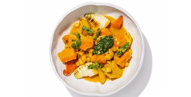 Gelber Gemüsecurry-Topf mit Ofengemüse und Koriander-Pesto