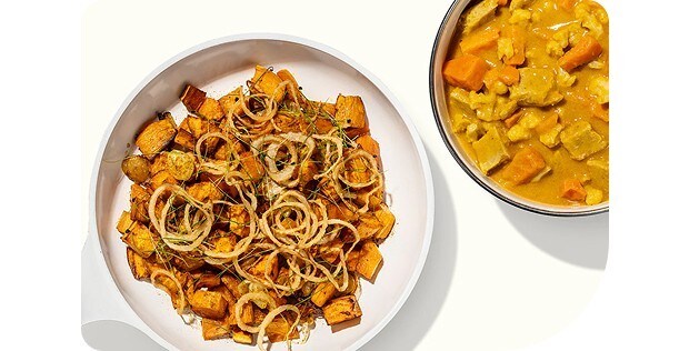 Fruchtiges Curry mit gebackenen Würzkartoffeln und Röstzwiebeln