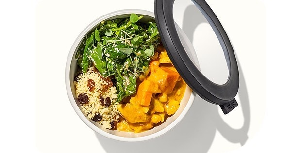 Gelbes Curry mit Rosinen-Couscous und Sesam-Spinat