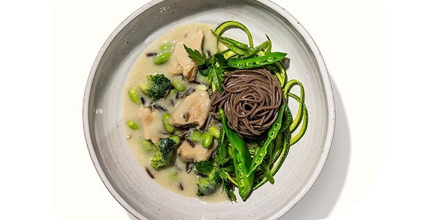 Grünes Thai Gemüsecurry mit Sobanudelnest