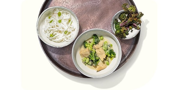 Grüne Curry-Bowl mit wildem lila Brokkoli und Glasbandnudeln