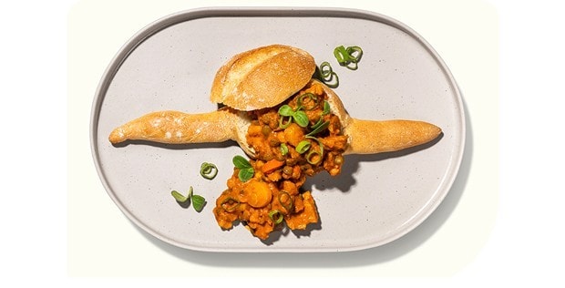 Indischer Linsen Dal in der Brottasche