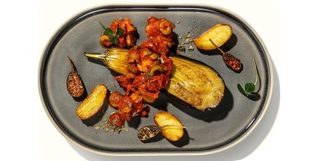 Auberginen-Millefeuille mit Sardischem Pflanzen-Ragout und karamellisierten Kapern-Kartoffeln