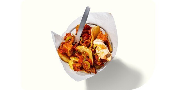 Tomaten-Olivenragout auf Crispy Kartoffelscheiben und Chipotle-Lime-Mayo