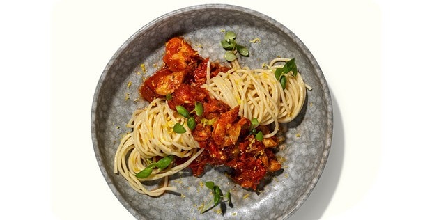 Mediterrane Zitrus-Spaghetti mit fruchtigem Tomaten-Oliven Ragout und knusprige Kapern
