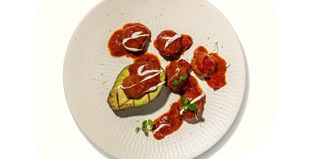 Gegrillte Avocado mit fruchtigen Pflanzen-Hackbällchen und veganem Minz-Joghurt