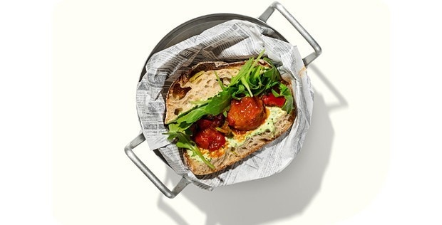 Pflanzliches Paprika-Meatball-Sandwich mit Basilikum-Mayo
