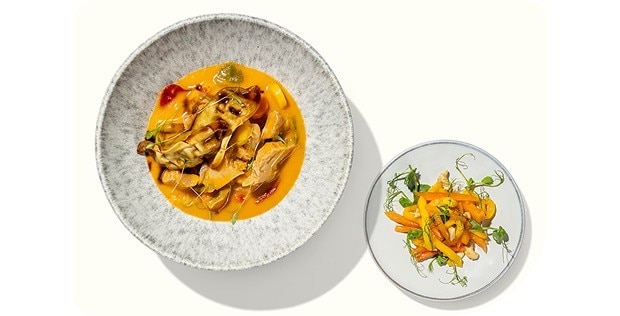 Rotes Curry mit veganen Dumplings, Papaya-Mangosalat und Cashew