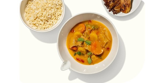 Pikantes rotes Thai Curry mit Kokosreis und frischem Koriandergrün