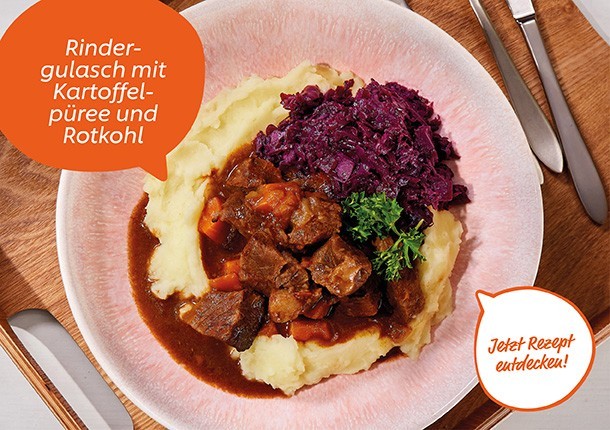 Rindergulasch mit Kartoffelpüree und Rotkohl Rindergulasch mit Kartoffelpüree und Rotkohl