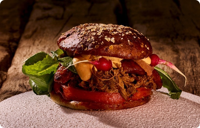 Rezept-Idee: Laugen-Brioche-Burger von der Schälrippe, Chorizo-Hollandaise, gegrillte Wassermelone