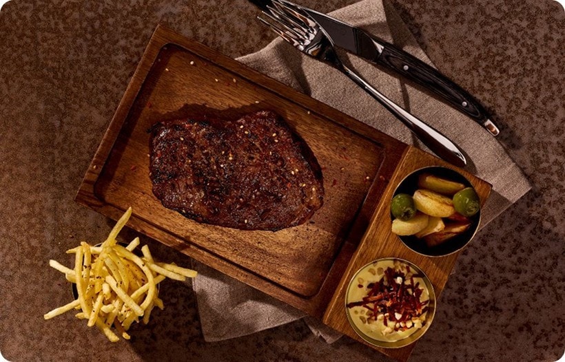 Rezept-Idee: Entrecôte, Haselnuss-Speck-Béarnaise, Kohlrabi-Oliven-Gemüse