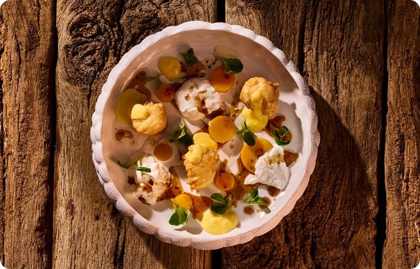 Rezept-Idee: Tempura-Hollandaise-Lachs, Mango-Mousseline, Burrata, Feldsalat, Sesam-Soja-Vinaigrette