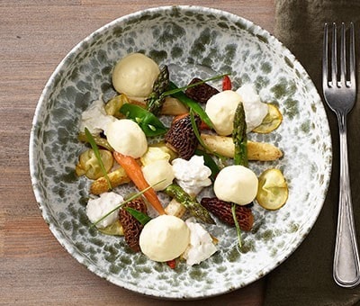 Morchel mit Spargel, Brunnenkresse, Bärlauch und Burrata
