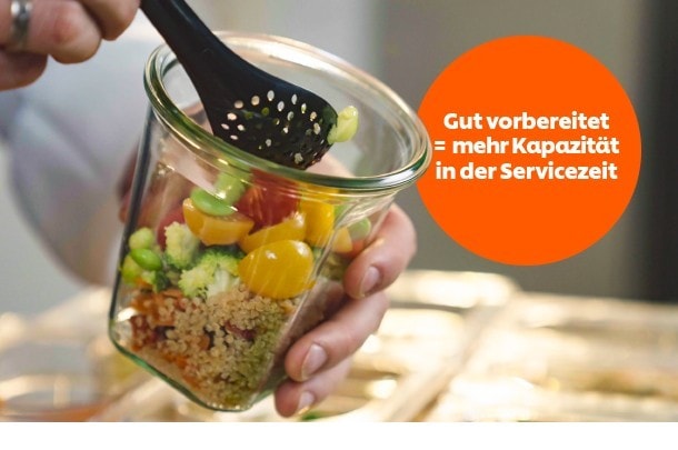 Ein Glas mit Schichtsalat Ein Glas mit Schichtsalat