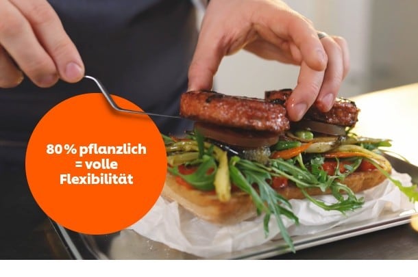 Koch bereitet einen pflanzlichen Burger vor Koch bereitet einen pflanzlichen Burger vor