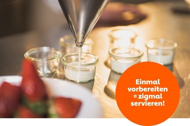 Eine Sauce wird in kleine Gläser abgefüllt Eine Sauce wird in kleine Gläser abgefüllt