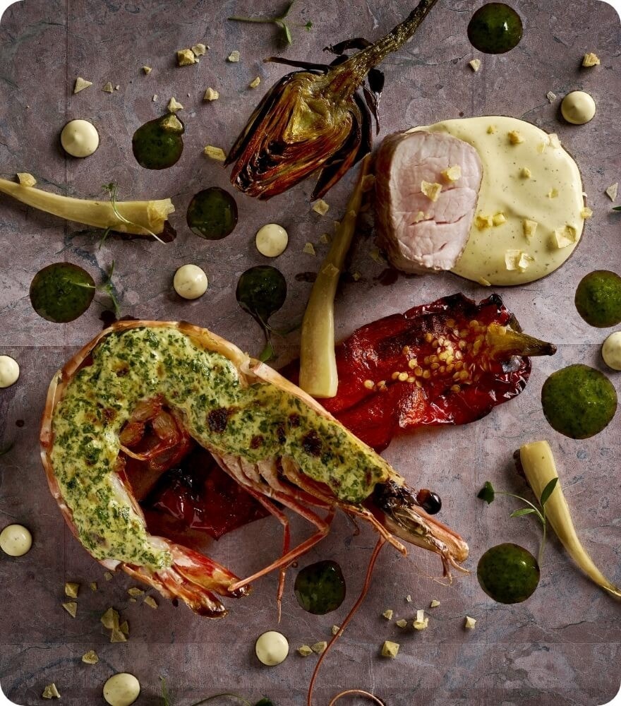 Filet vom Iberico, gratinierte Garnele und Sauce Béarnaise mit Artischocke und Spitzpaprika
