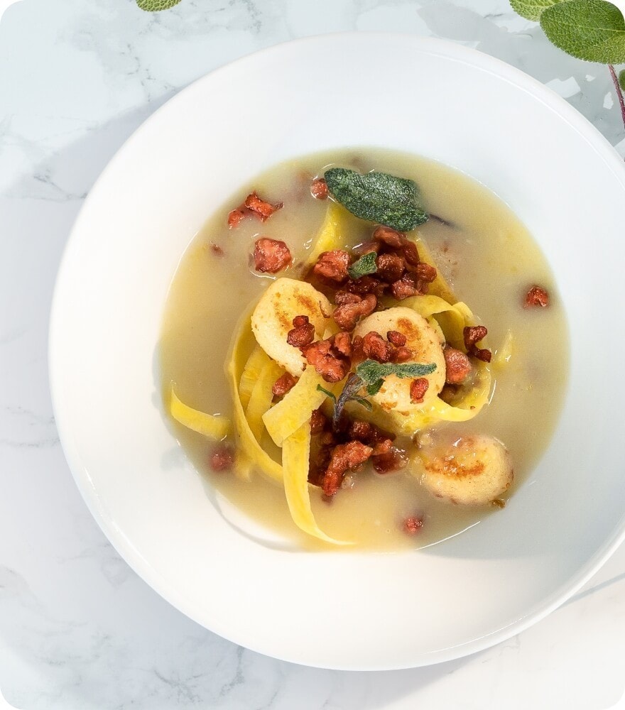 Salbeisuppe mit knusprigem Raw Mince und Gnocchi