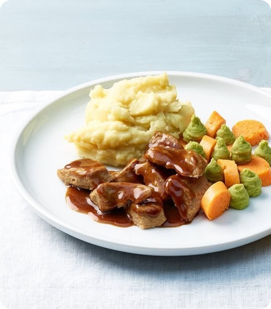 Kalbsragout mit Karotten und Püree in pürierter Form