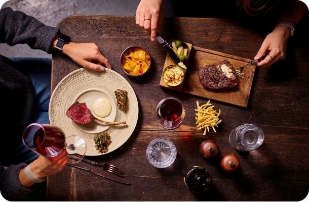 Menschen sitzen an einem Tisch im Restaurant