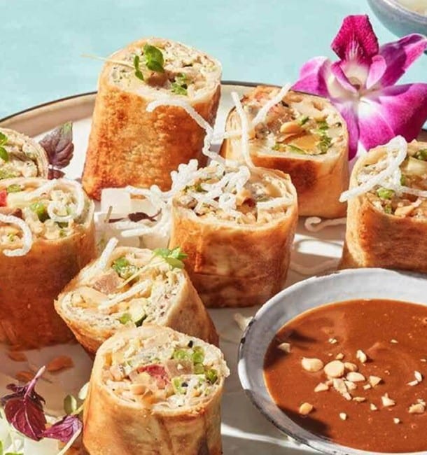Lumpia mit frischem Gemüse, Erdnuss-Sauce und eingelegtem Rettich