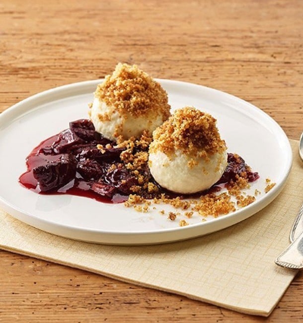 Zwetschgen-Quarkknödel Pflaumenkompott und Brösel